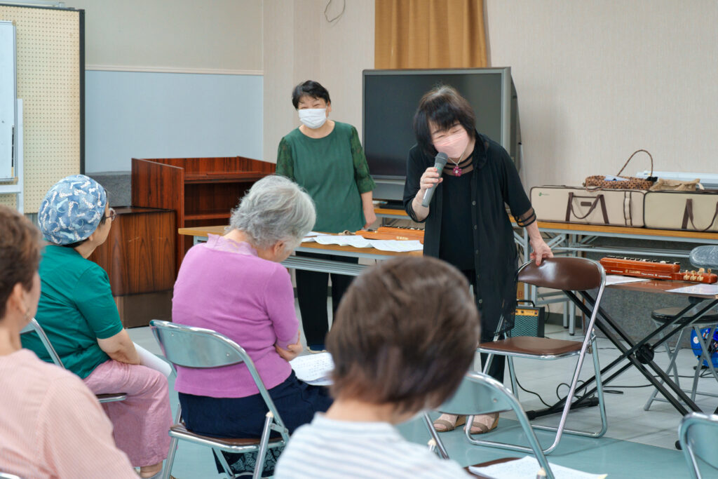 川瀬さんとクイズをする会員たち
