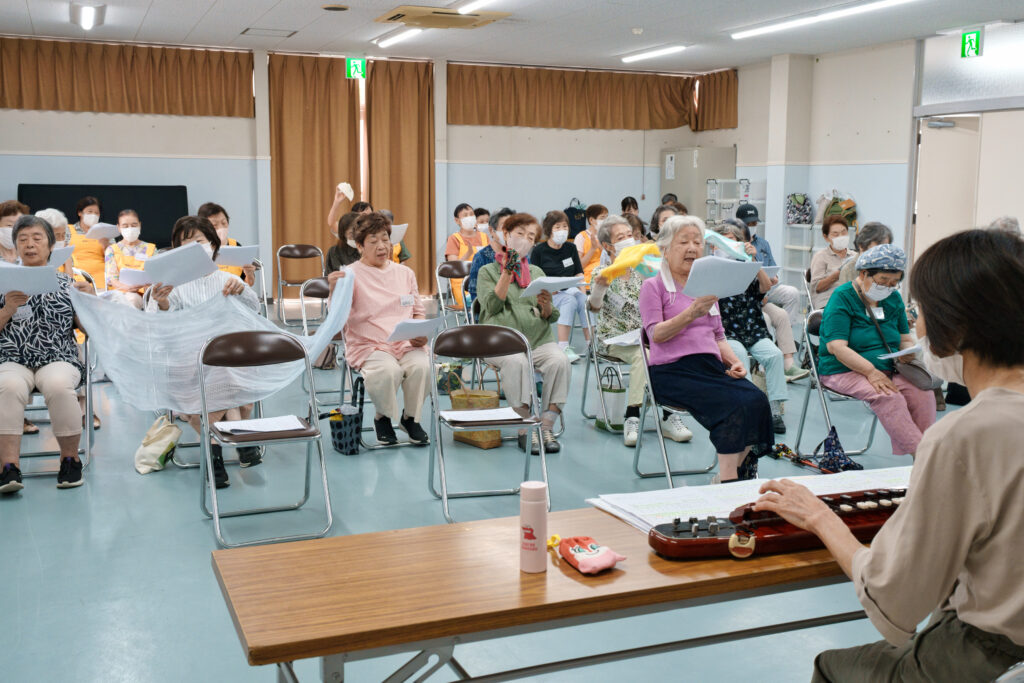 フィナーレの演奏と、タオルを振る会員たち