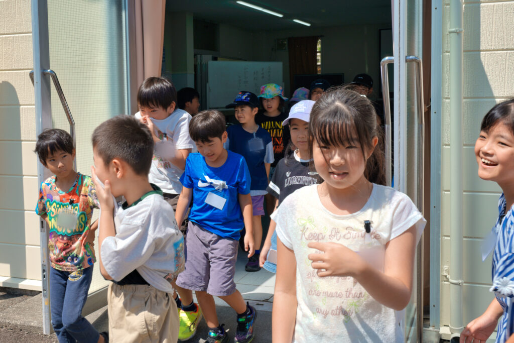 藤岡会館から外へ避難する子どもたち