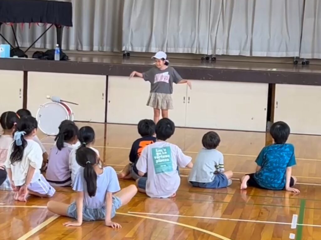 子どもたちの前で「タコ」の真似をする子ども