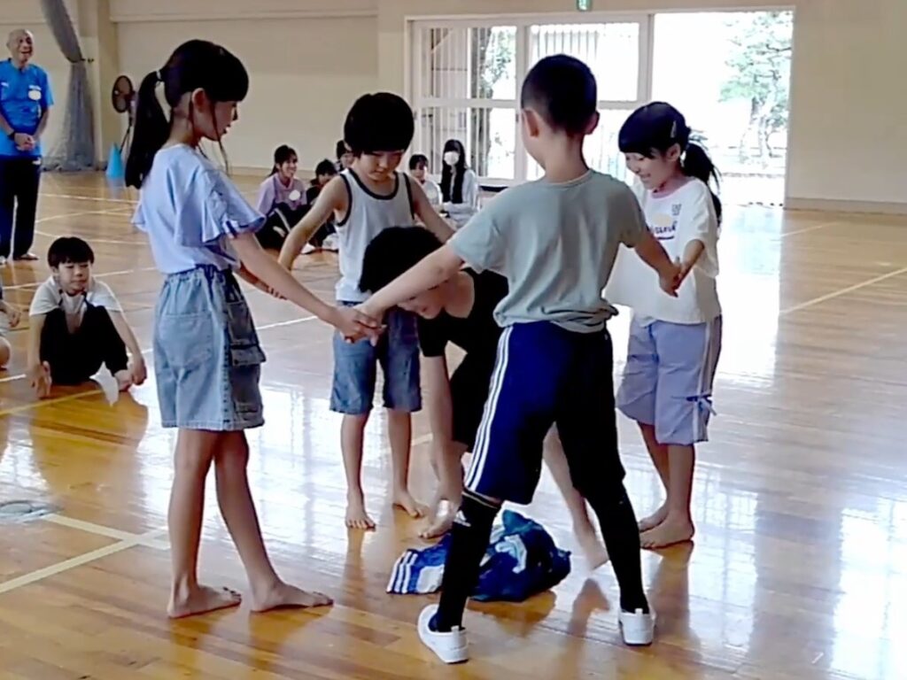 「洗濯機」を表現している子どもたち