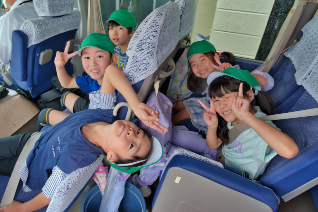 バスの中で写真撮影