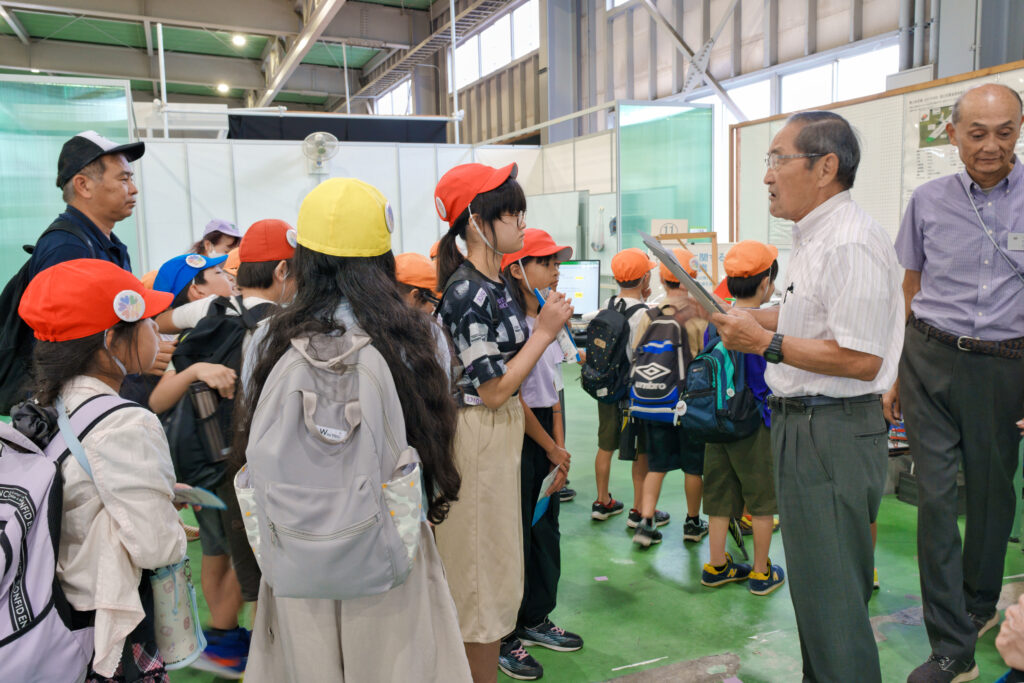 航空資料館の方から説明を聞く子どもたち