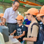 航空資料館の方から機械について解説を聞く子どもたち