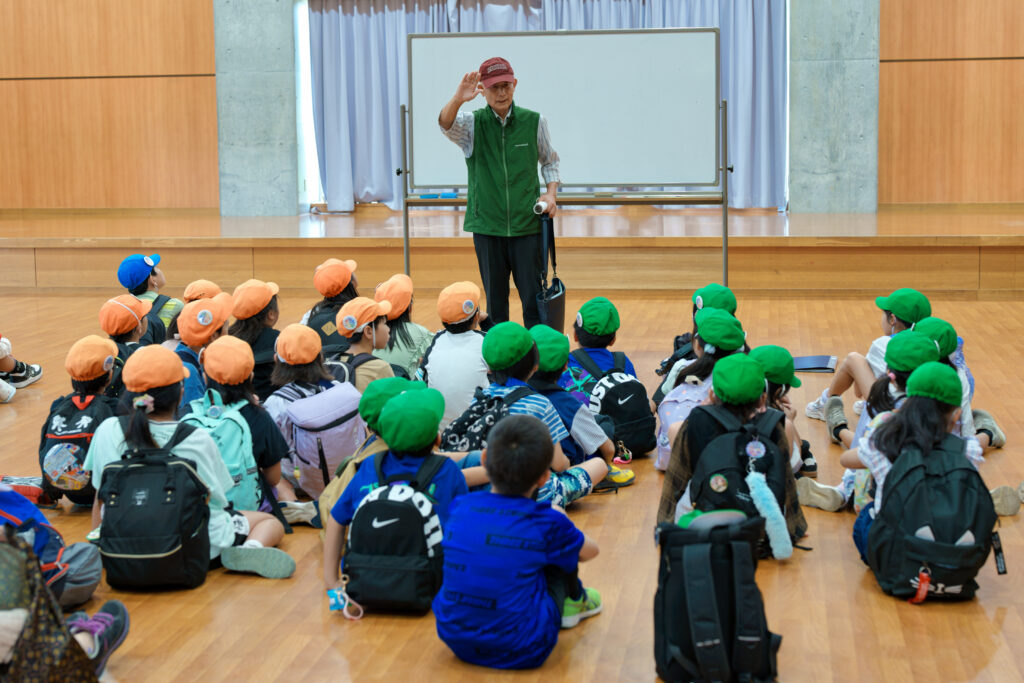 松澤先生からの話しを聞く子どもたち