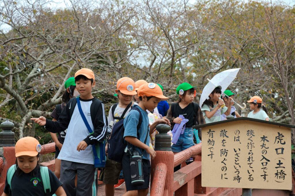 虎口(土橋)を渡る子どもたち