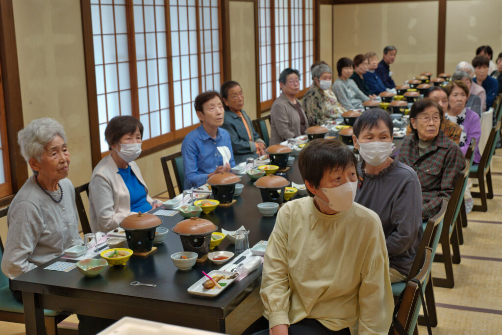 挨拶を聞いている会員たち