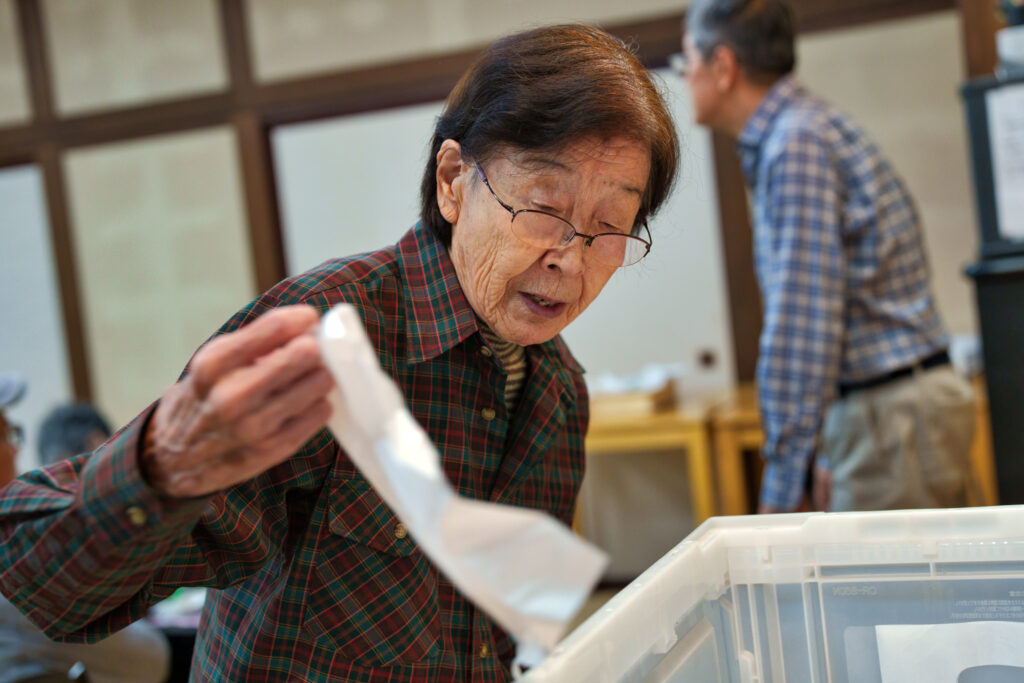 景品を受け取る会員