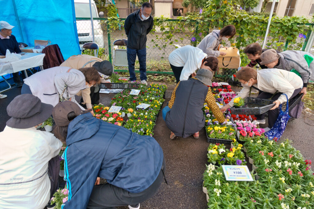 花苗を見る住民の皆さん