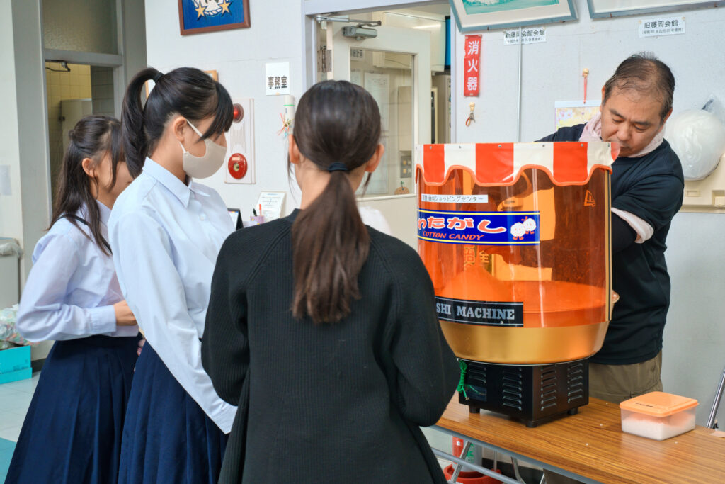 綿菓子をもらう子どもたち