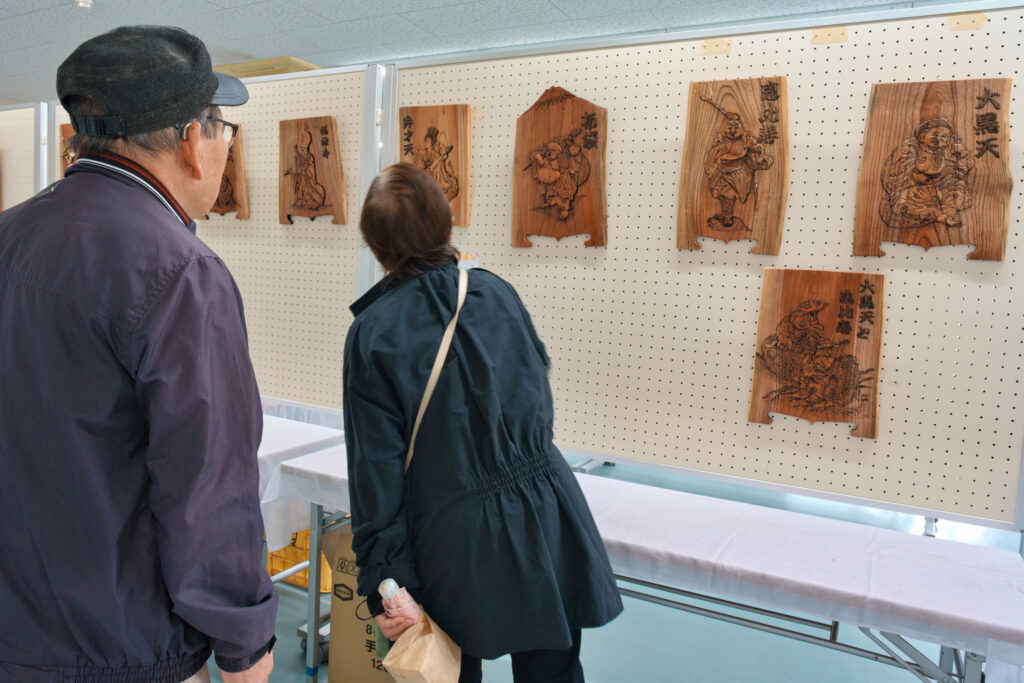 立体書画を見る住民の皆さん