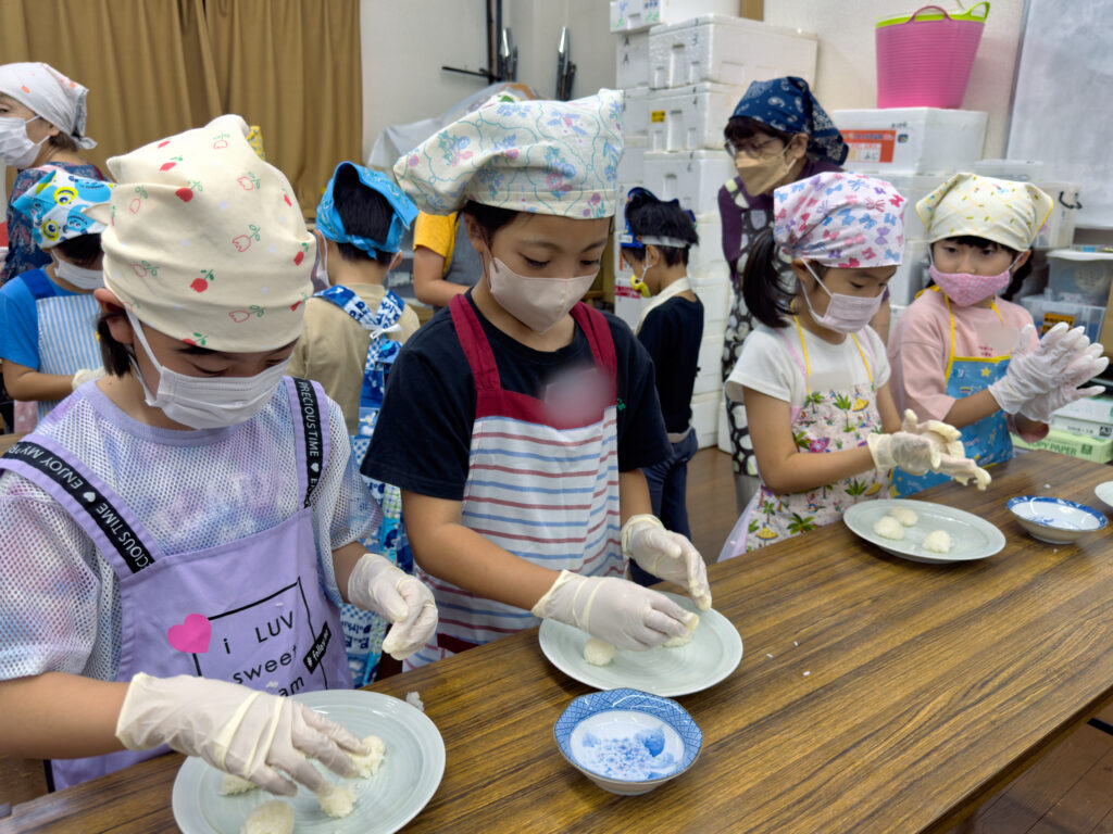 おはぎを作る子どもたち