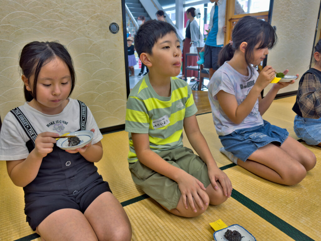 おはぎを食べる子どもたち
