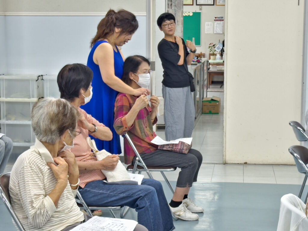 参加者の鎖骨窩静脈を押す先生