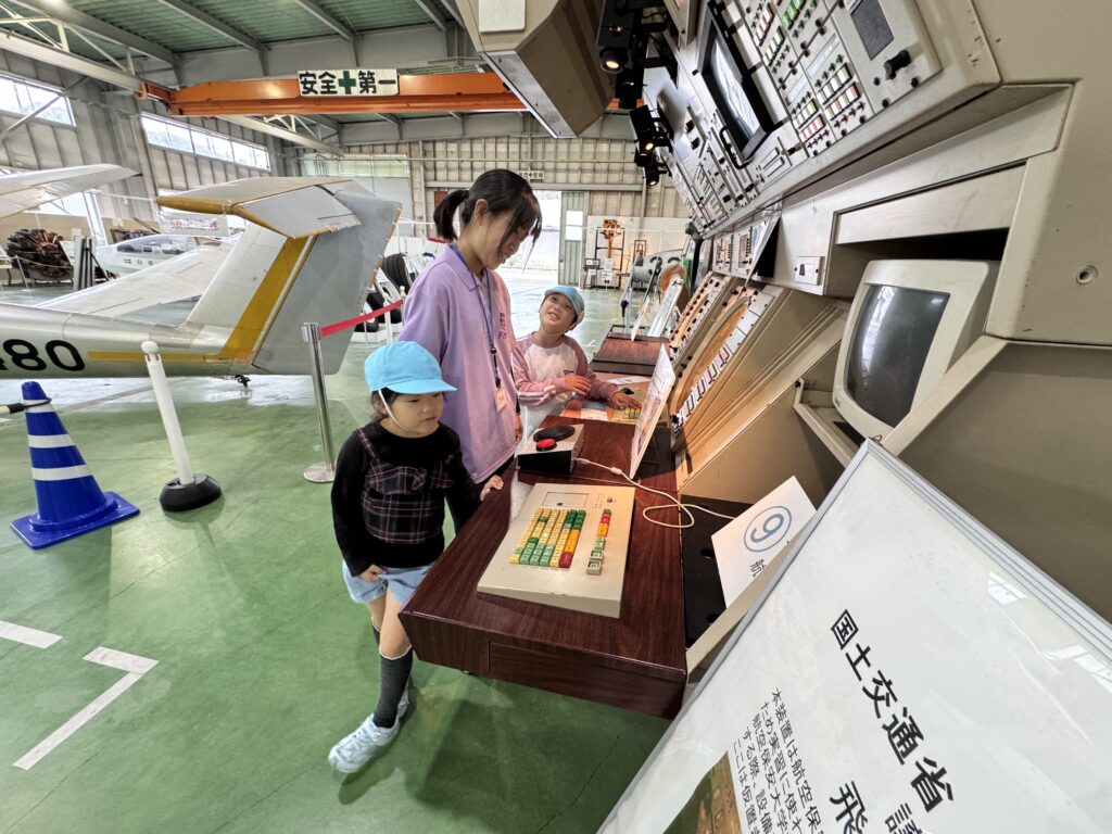 古いシミュレーターを見学する子どもたち