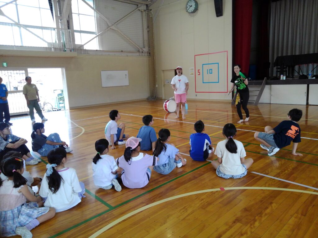 講師の渡邉さんによる「皿回し」を見学する子どもたち