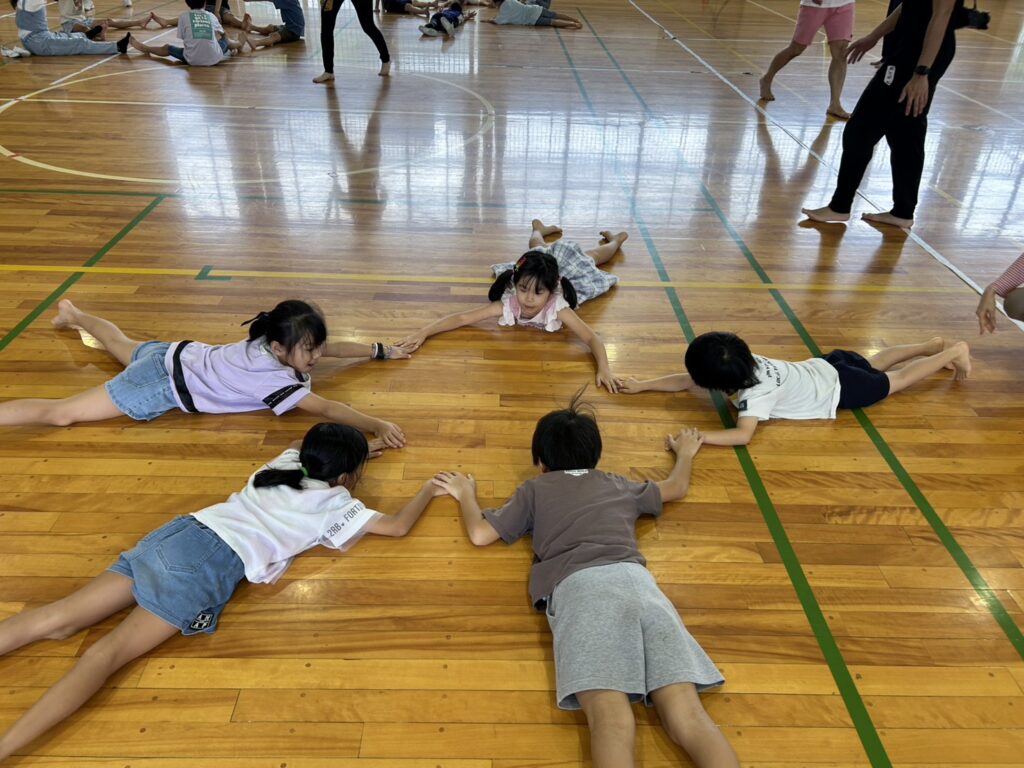 5人の手で星を作っている子どもたち