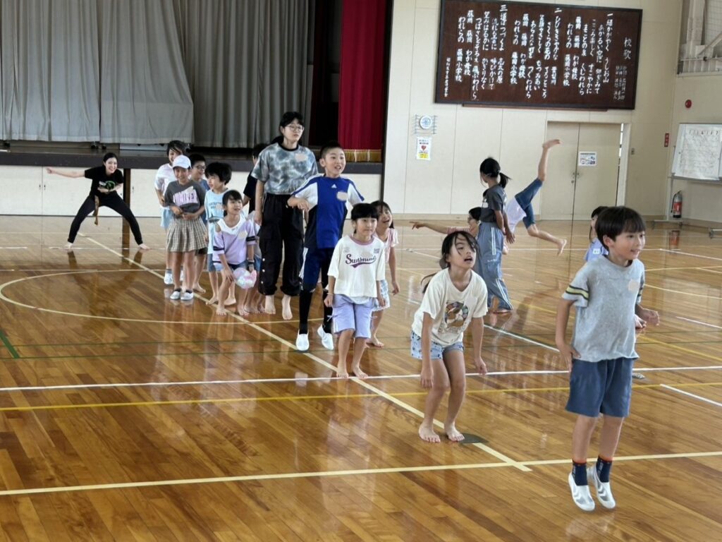 エア大縄跳びを行う子どもたち