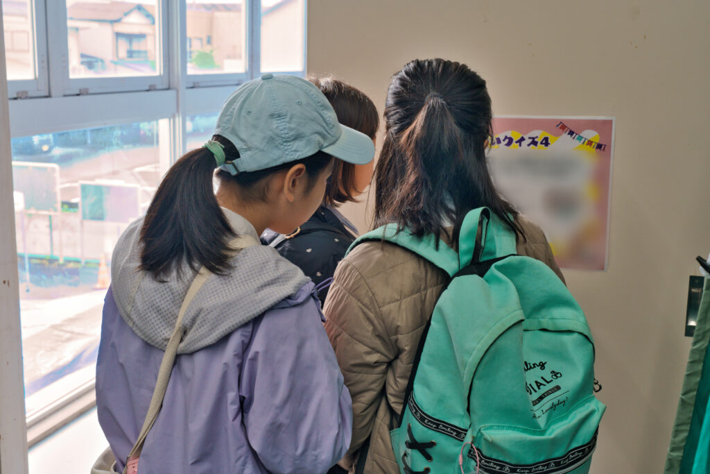 クイズラリーの問題を見る子どもたち