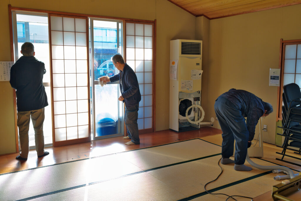 和室の窓を拭いたり、掃除機をかける役員たち