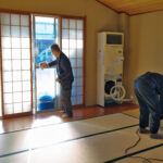 和室の窓を拭いたり、掃除機をかける役員たち