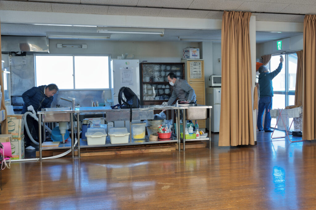 第1集会室の調理場を掃除する役員たち