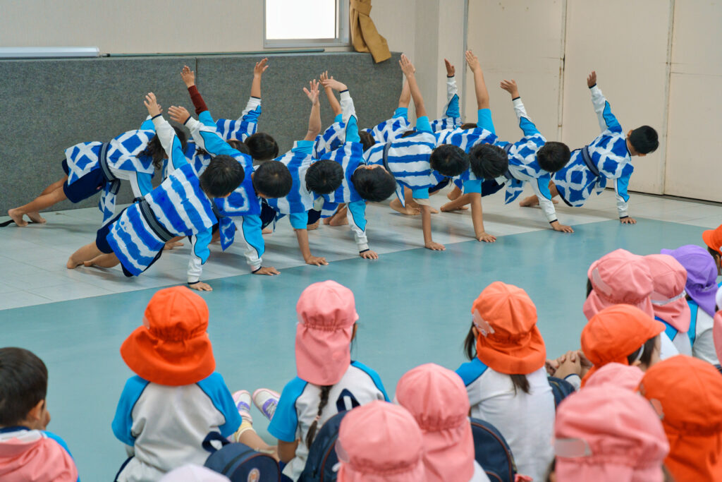 組み立て体操を披露する幼稚園児たち