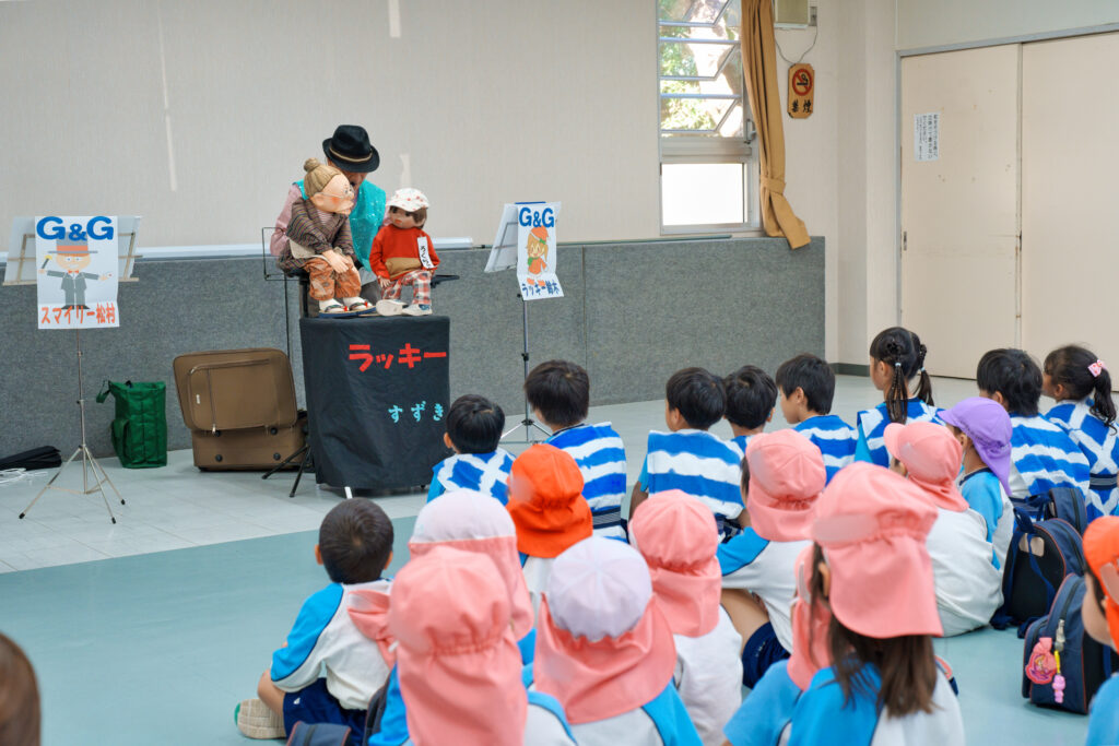 ラッキー鈴木による腹話術を楽しむ子どもたち