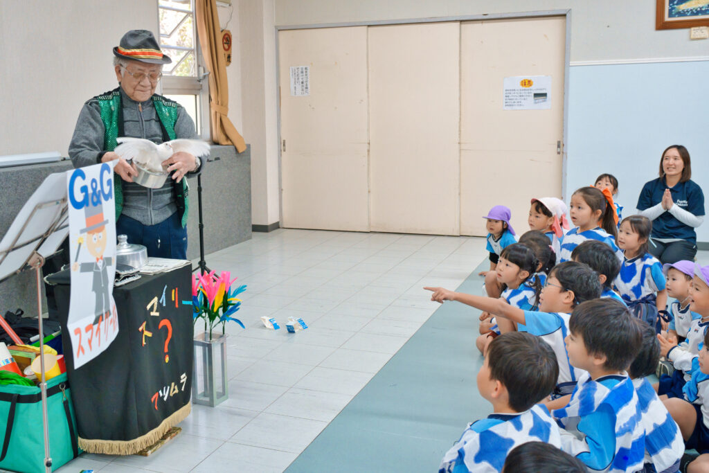 スマイリー松村がマジックで鳩を出し、驚く子どもたち