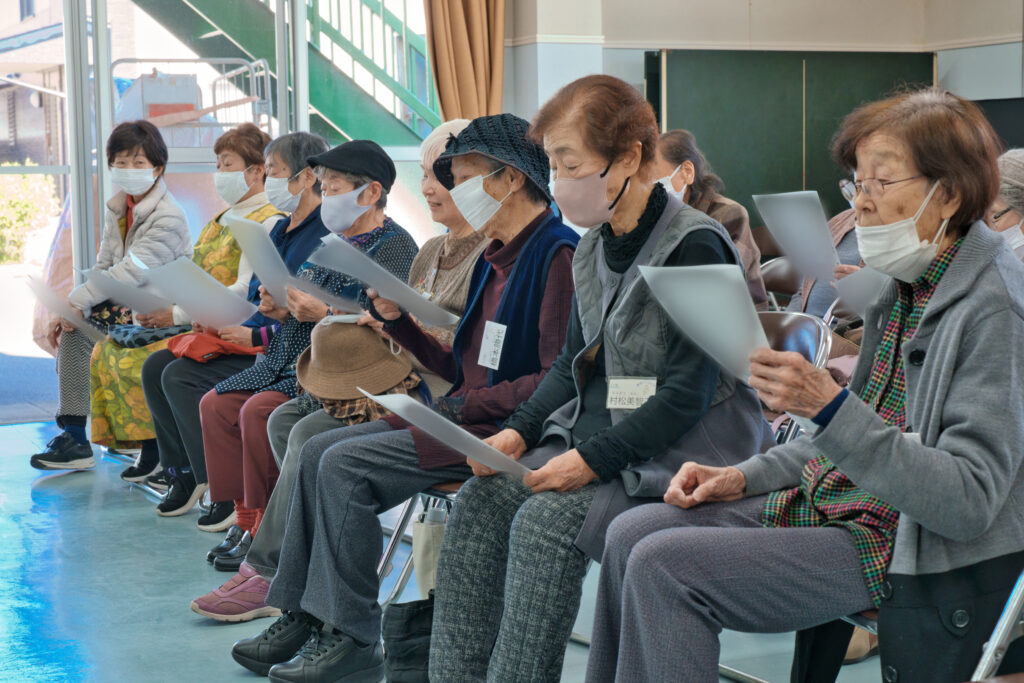 歌を歌う会員たち