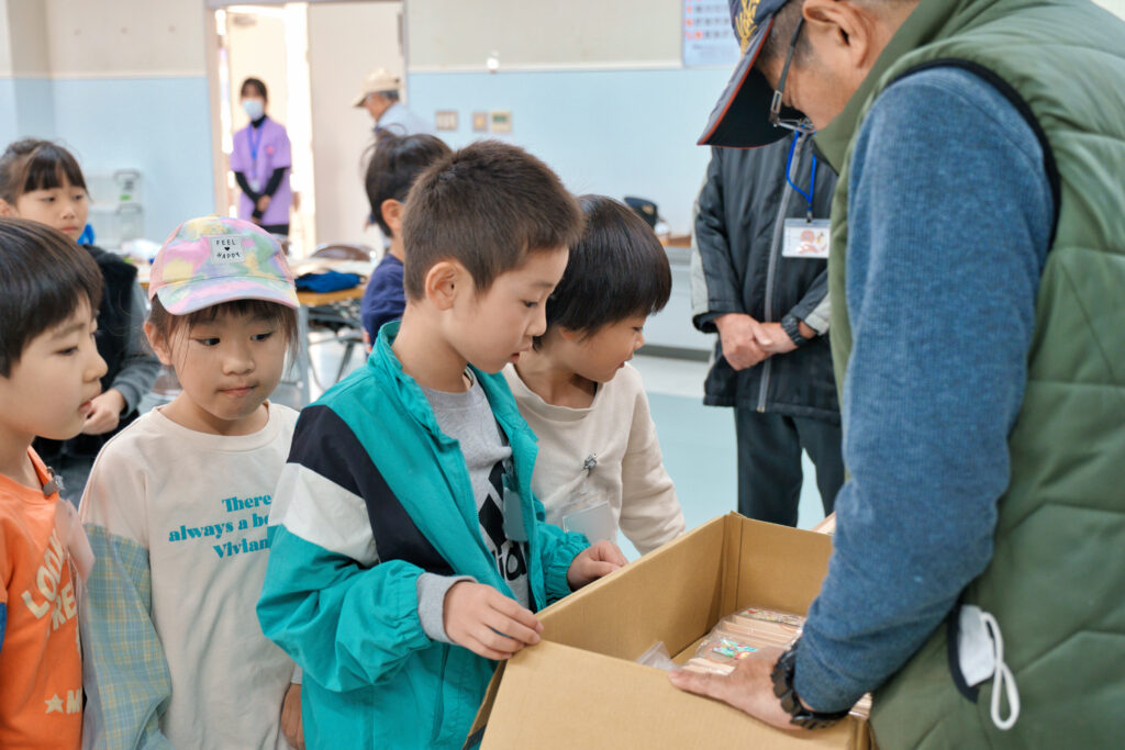 班ごとに材料を取りに行く子どもたち