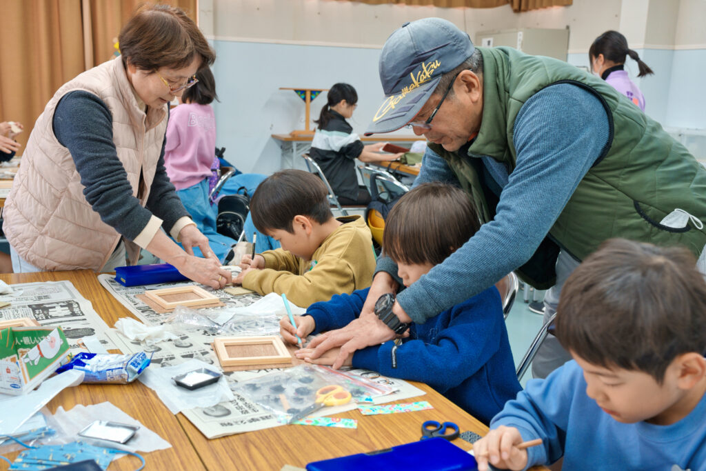 鈴木先生ご夫妻に手伝ってもらう子どもたち