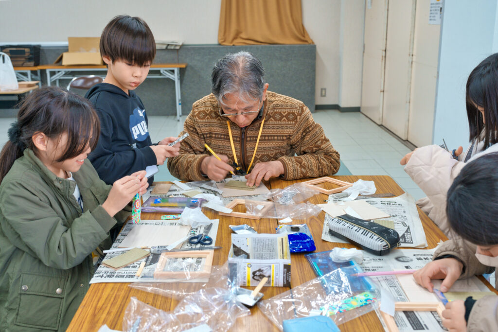 畳の縁を整えている子どもたち