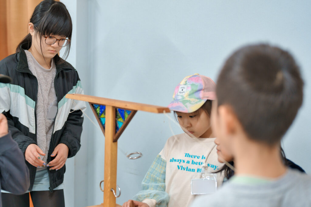 木でできたゲームで遊ぶ子どもたち