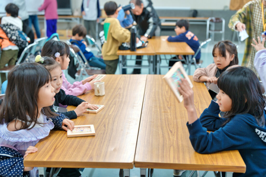 完成したミニ床置きを班で見ている子どもたち
