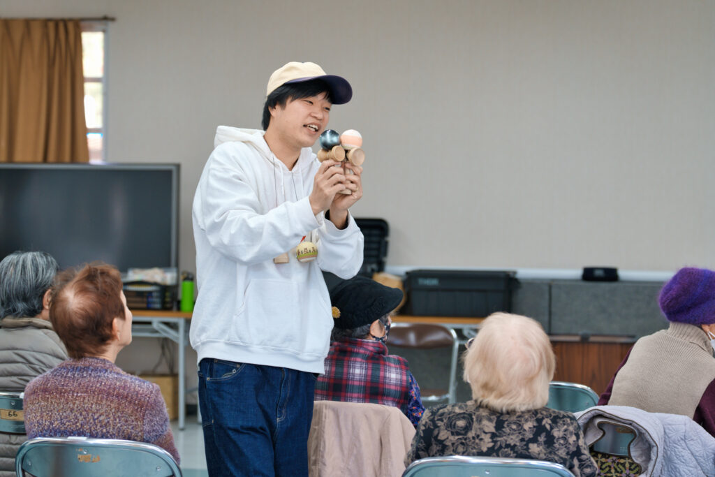 けん玉を手に持ち、説明をするぎんちゃん