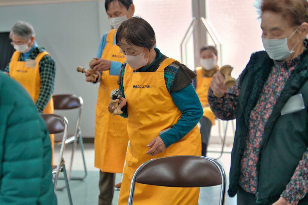 けん玉の皿に球を乗せようとしている皆さん