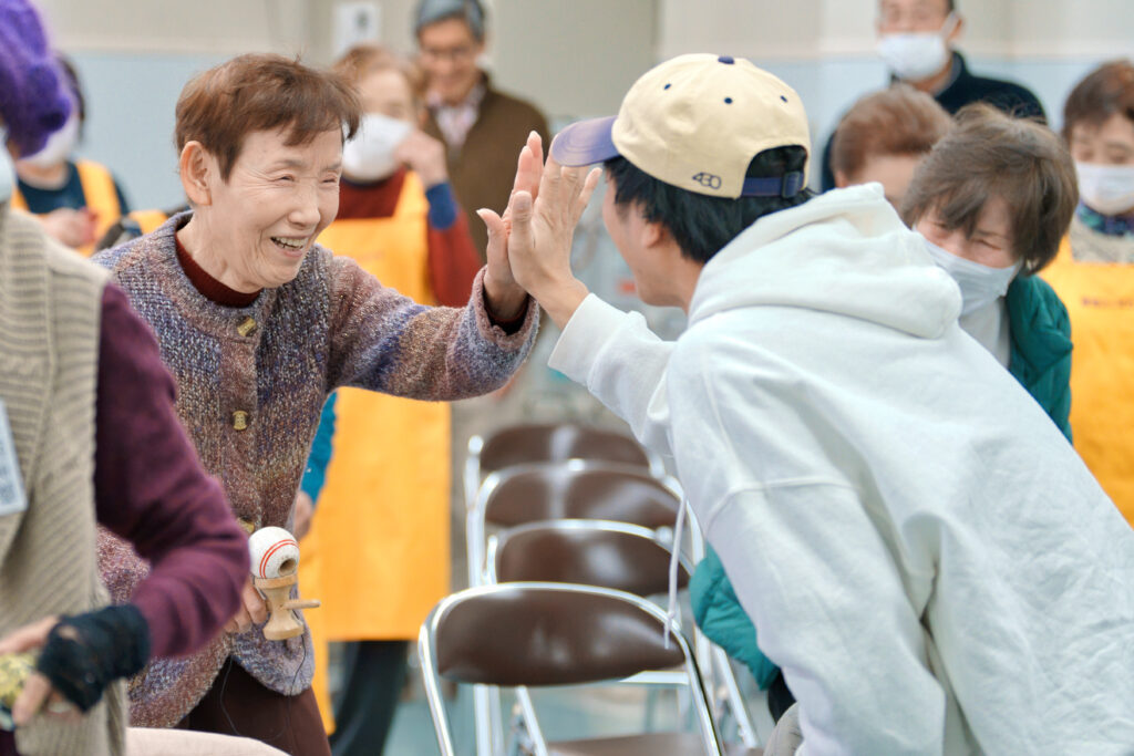 ぎんちゃんとハイタッチする会員