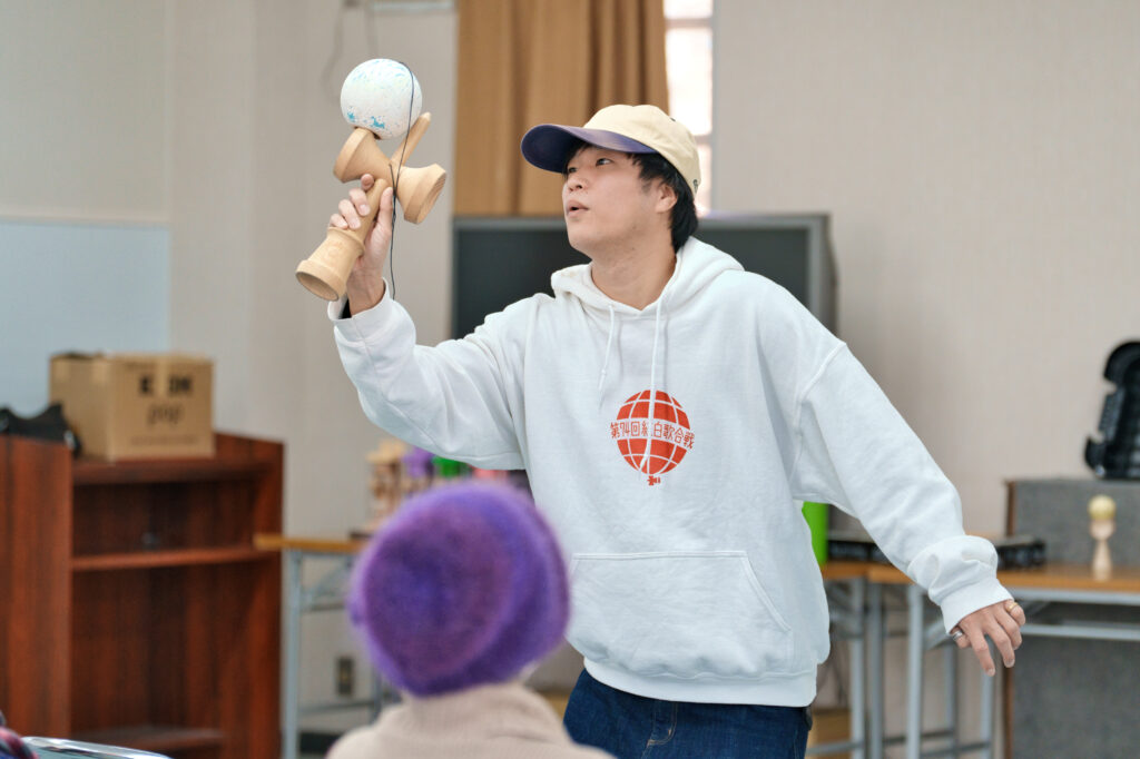 頭より大きなけん玉で、皿の縁とけんの間に球を乗せる「うぐいす」を行うぎんちゃん