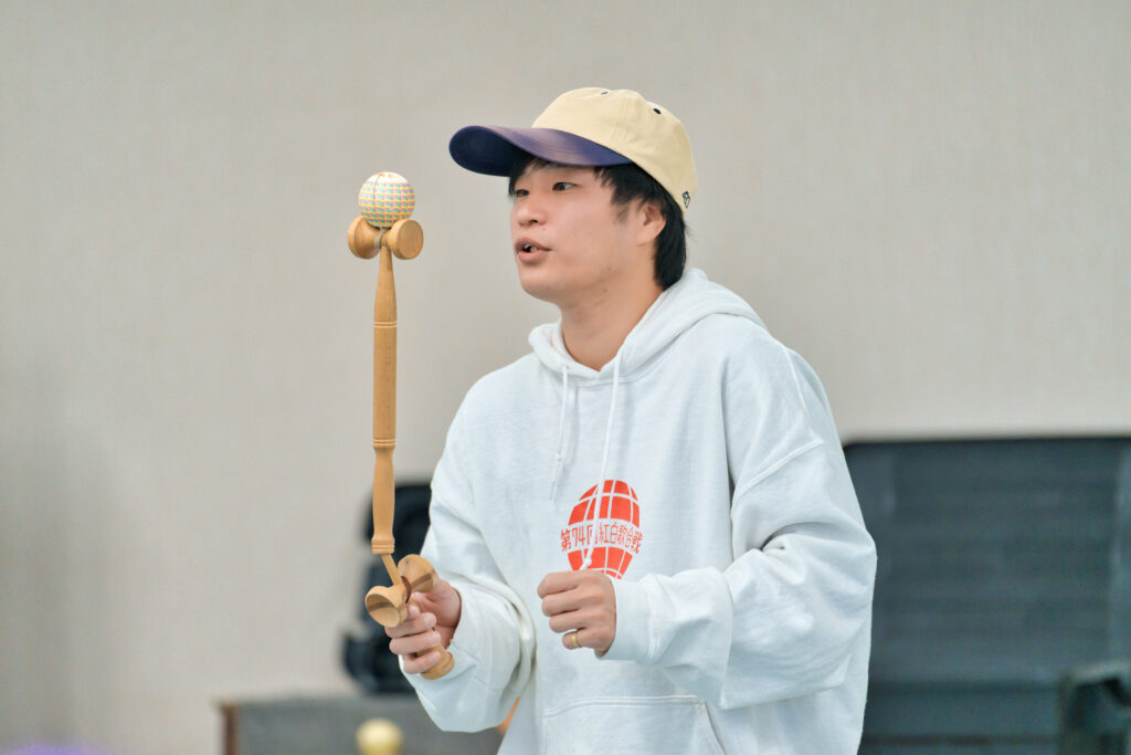 長いけん玉を、普通の大きさのけん玉のけん先に乗せ、回転させるぎんちゃん