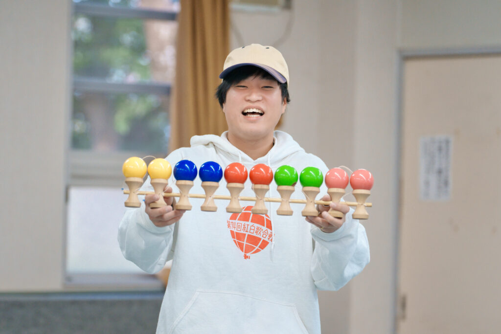 10個のけん玉がつながったけん玉で、球を皿に乗せたぎんちゃん