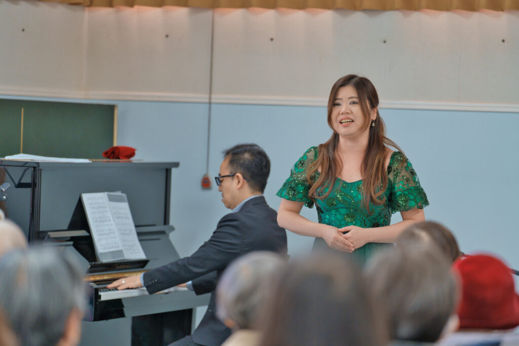 歌う八巻恵理さんと、ピアノを弾く八卷千尋さん