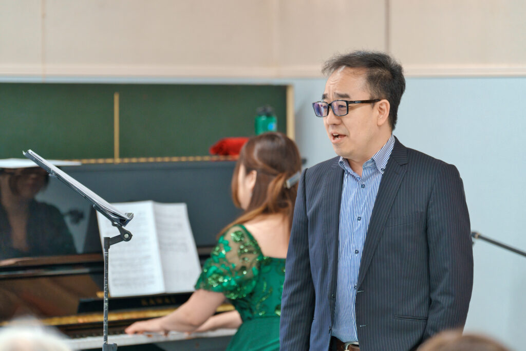 歌う八巻千尋さんと、ピアノを弾く八卷恵理さん