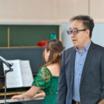 歌う八巻千尋さんと、ピアノを弾く八卷恵理さん