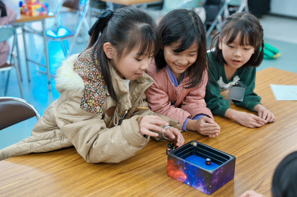 サイコロの目を揃えるゲームを楽しむ子どもたち