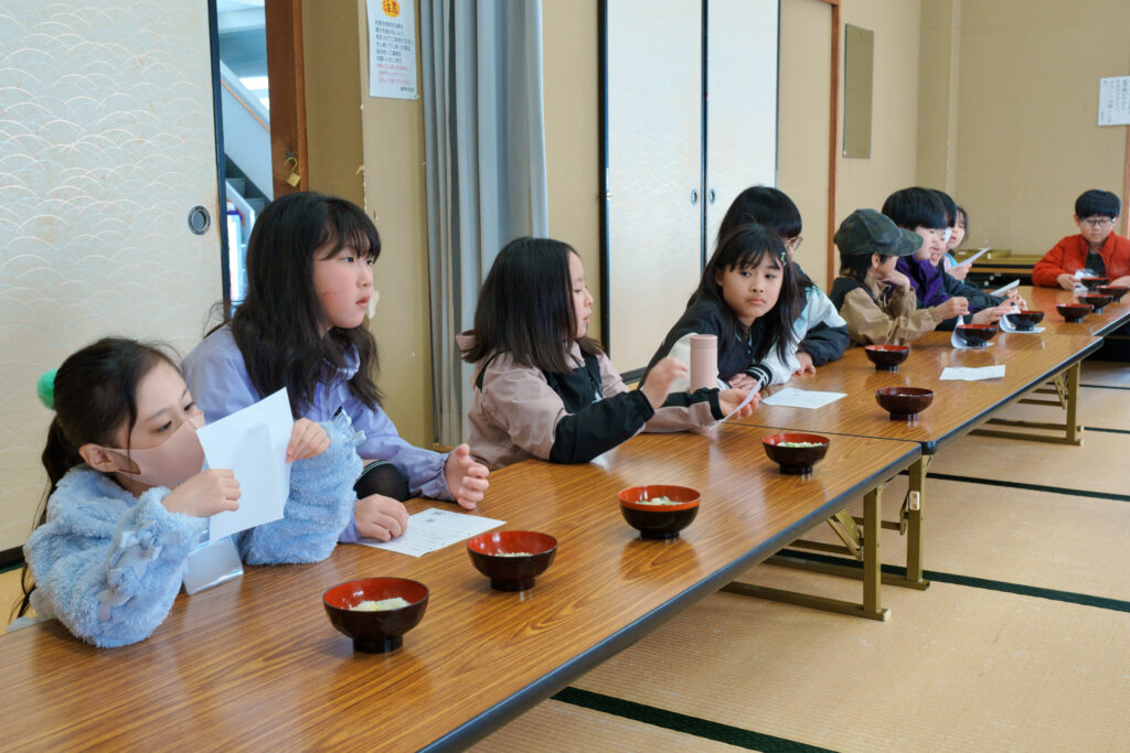 七草粥を前にする子どもたち