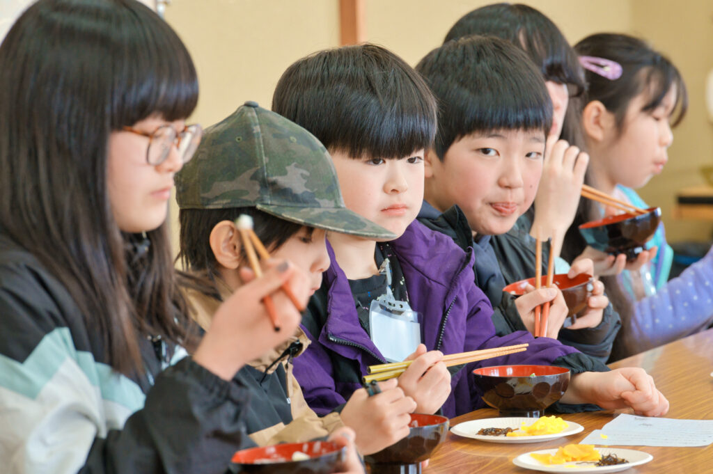 七草粥を食べる子どもたち
