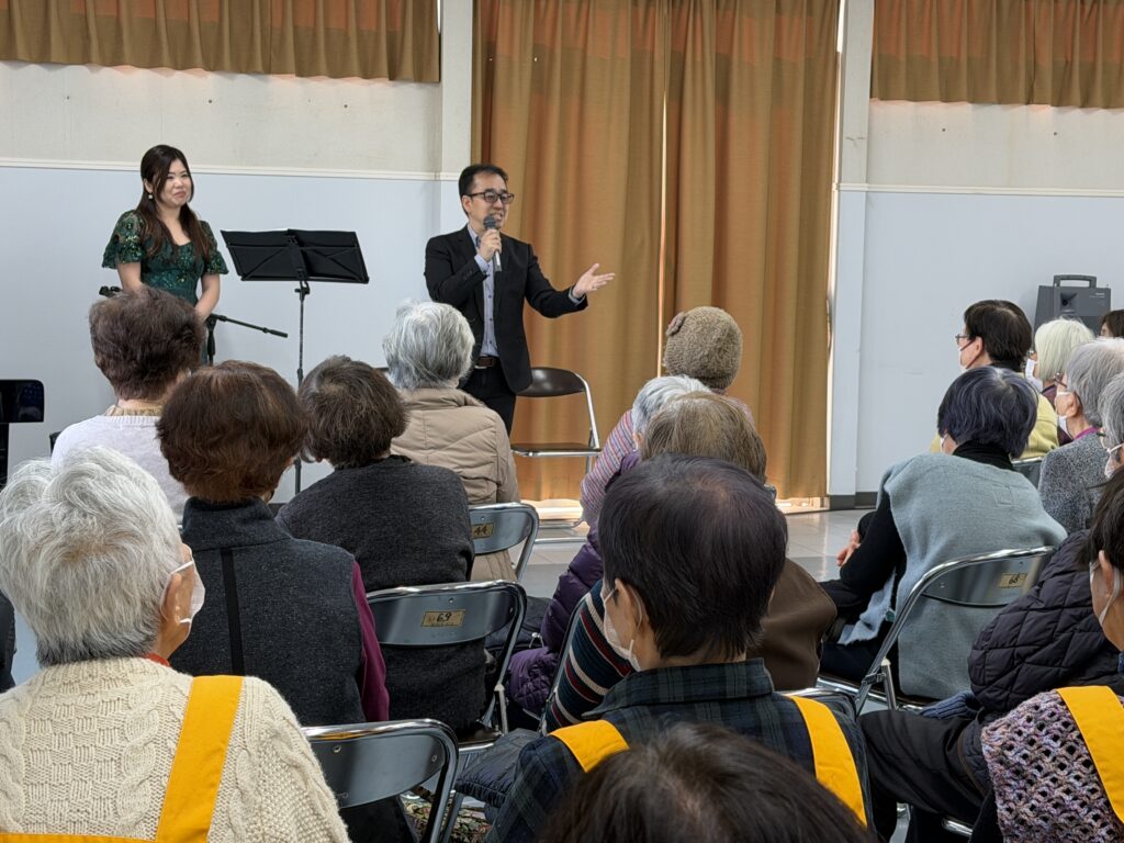 八巻千尋さんと恵理さんのが楽しくお話しし、それを聞く観客たち