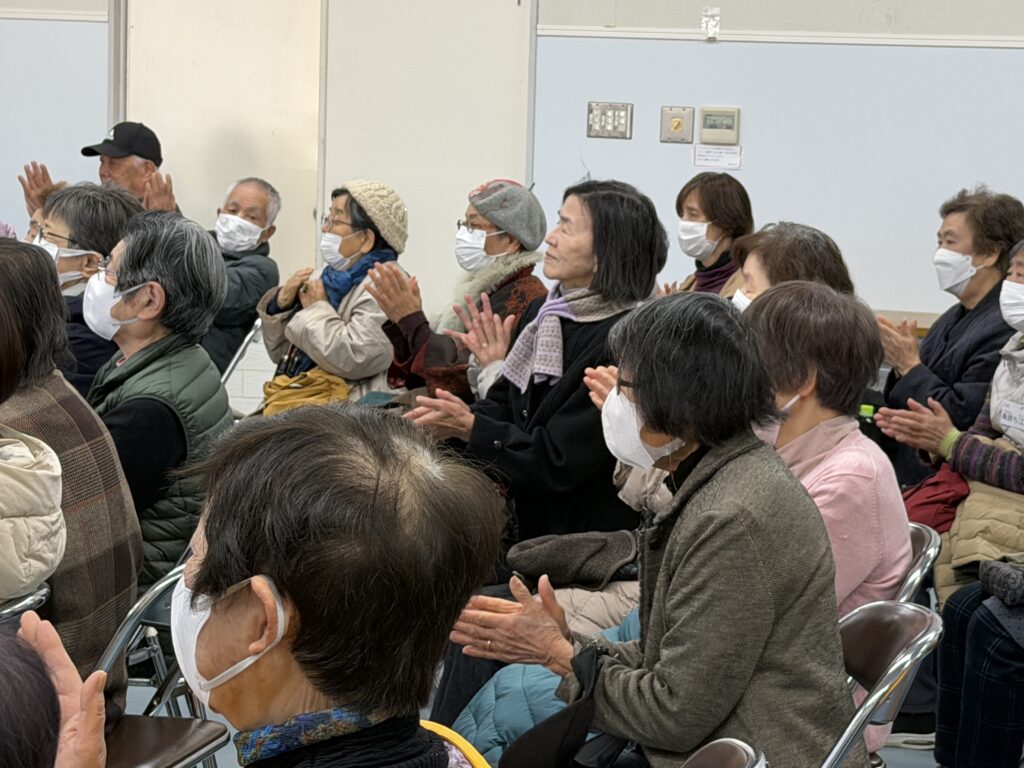 拍手をする観客たち