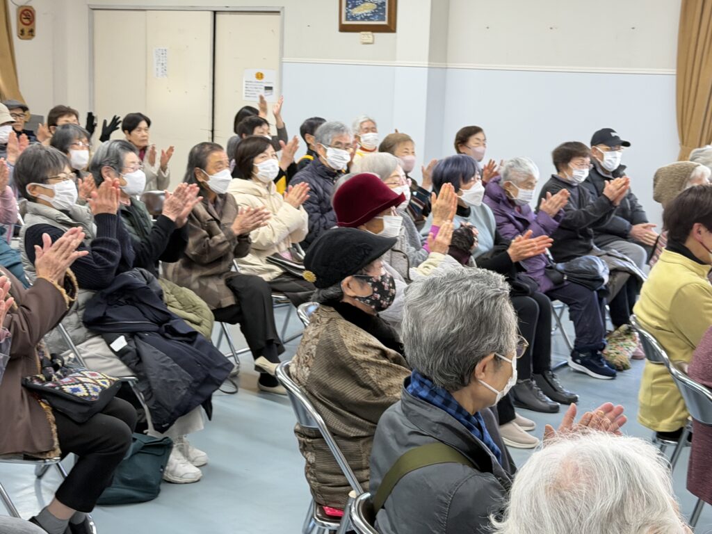 拍手をする観客たち